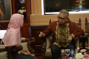 Gubernur Aceh, dr. H. Zaini Abdullah menerima 3 TKW Asal Aceh yang menjadi korban kekerasan di Malaysia yang dipulangkan oleh Dinas Sosial dalam pertemuan di Pendopo Gubernur, Banda Aceh, Selasa 18 Oktober 2016.