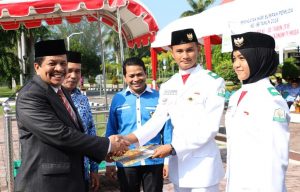 Sektaris Daerah Aceh, Drs. Dermawan, MM menjadi Inspektur Upacara Pada Peringtan Hari Sumpah Pemuda ke 88 di Halaman Kantor Gubernur Aceh, Banda Aceh, Jumat (28/16).