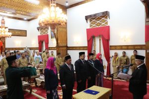 Gubernur Aceh, dr. H. Zaini Abdullah menandatangani naskah pelantikan saat melantik anggota Komisi Informasi Aceh (KIA) di Pendopo Gubernur, Banda Aceh, Selasa 25 Oktober 2016.