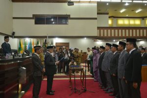 Gubernur Aceh, dr. Zaini Abdullah didampingi Ketua DPR Aceh, Tgk. Muharuddin saat Pengambilan Sumpah dan Pelantikan Komisi Kebenaran dan Rekonsiliasi (KKR) Aceh pada Rapat Paripurna Istimewa DPR Aceh, di Gedung Utama DPR Aceh, Senin 24 Oktober 2016.