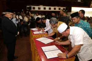 Gubernur Aceh, dr. H. Zaini Abdullah menyaksikan penandatanganan berita acara penyerahan Pengalihan Personil, Sarana, Prasarana serta Dokumen (P2D) Kabupaten/Kota kepada Pemerintah Aceh di Anjong Mon Mata, Banda Aceh , Rabu, (26/16).