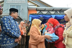 Sekda Aceh, Drs. Dermawan. MM bersama Ketua Dekranasda Aceh, Hj. Niazah A Hamid menyerahkan alat kerajinan seluruh Kab/Kota se Aceh pada Rapat Kerja Dekranasda Aceh, di Kabupaten Bener Meriah, Selasa 18 Oktober 2016.