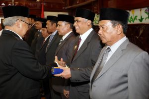 Gubernur Aceh, dr. H. Zaini Abdullah menyerahkan Surat Keputusan kepada Pelaksana Tugas Bupati Aceh Tamiang, Ali Alfata dalam peresmian pelaksana tugas Bupati/Walikota di Anjong Mon Mata, Banda Aceh, Rabu 26 Oktober 2016. Sembilan pelaksana tugas yang ditunjuk Menteri Dalam Negeri adalah Hasanuddin (Plt Walikota Banda Aceh), Teuku Aznal Zahri (Plt Walikota Sabang), Kamaruddin Andalah (Plt Walikota Langsa), Munawar (Plt Bupati Pidie), Hasanuddin Darjo (Plt Bupati Bener Meriah), Alhudri (Plt Bupati Aceh Tengah), Amhar Abubakar (Plt Bupati Aceh Timur), M. Ali Alfata (Plt Bupati Aceh Tamiang), dan Asmauddin (Plt Bupati Aceh Singkil).