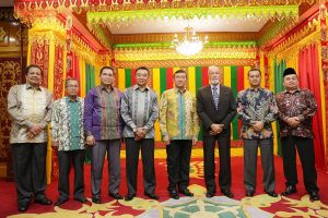 Plt Gubernur Aceh, Soedarmo beserta Istri di peusijuek pada kegiatan Peusijeuk dan Jamuan Makan Malam Plt Gubernur Aceh di Pendopo, Jumat malam 28 Oktober 2016.