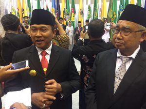 Plt Gubernur Aceh, Mayjen Purn Soedarmo berfoto bersama dr. H. Zaini Abdullah, Gubernur  Petahana yang cuti untuk mengikuti Pilkada usai diresmikan di Kemendagri, Jakarta, Kamis 27 Oktober 2016.