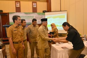 Asisten II Setda Aceh, Zulkifli Hs menyampaikan sambutan saat membuka Rapat Koordinasi Pengadaan Barang/Jasa Pemerintah Se-Aceh di Hermes Palace Hotel, Banda Aceh, Selasa, (4/10).