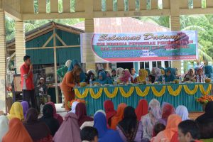 Ketua TP PKK Aceh, Hj. Niazah A. Hamid, di dampingi Ketua TP PKK Aceh Tamiang, beserta rombongan bersilahturrahmi dengan masyarakat kampung Suka Rahmat Kec. Ranto Aceh Tamiang, 22/10.