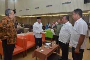 Asisten II Setda Aceh, Zulkifli Hs menyampaikan sambutan saat membuka Rapat Koordinasi Sinkronisasi dan Sinergi Program Pembangunan Aceh Kab/Kota se-Aceh, di Hotel Grand Nanggroe, Banda Aceh, Rabu (26/10).