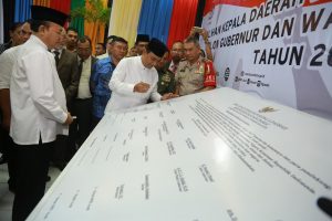 Pasangan Calon Gubernur/Wakil Gubernur melepaskan merpati saat kegiatan Deklarasi Pemilihan Kepala Daerah Berintegritas dan Damai yang diselenggarakan Komisi Independen Pemilihan (KIP) Aceh menggelar deklarasi di Polda Aceh, Kamis 10 November 2016.