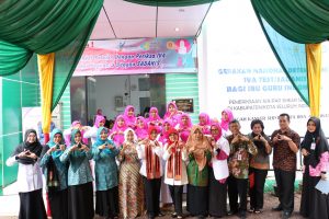 Ketua Penggerak PKK Aceh, Ida Yuliati Soedarmo bersama Ketua Darma Wanita Persatuan Aceh, Hj Syamsiarni Dermawan, berfoto bersama Istri Menteri Koordinator Bidang Politik Hukum dan Keamanan Republik Indonesia, Rugaiya Usman Wiranto dan Istri Menteri Pekerjaan Umum dan Perumahan Rakyat, Katika Basuki Hadimulyono saat kegiatan Gerakan Nasional Deteksi Dini IVA test/Sadanis bagi Ibu Guru Indonesia di Puskemas Ulee Kareng, Banda Aceh, Kamis 24 November 2016.