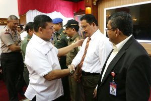 Plt Gubernur Aceh, Soedarmo membacakan naskah pelantikan saat melantik tim Satuan Tugas Sapu Bersih Pungutan Liar (Saber Pungli) di Pendopo Gubernur, Banda Aceh, Rabu 16 November 2016.