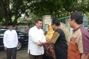 Plt Gubernur Aceh Soedarmo berkunjung ke kantor Panitia Pengawas Pemilihan Aceh ( Panwaslih) Aceh di Banda Aceh, Jumat 4 November 2016. Pertemuan tersebut sebagai upaya dalam persiapan pelaksanaan Pemilukada di Aceh.