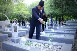 lt Gubernur Aceh, Soedarmo menghadiri kegiatan ziarah peringatan Hari Pahlawan Nasional di Taman Makam Pahlawan, Banda Aceh, Kamis 10 November 2016.