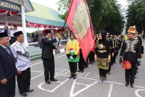 Asisten Administrasi Umum Setda Aceh, Syahrul SE. M.Si menyampaikan sambutan menteri saat memimpin Upacara HUT PGRI ke 71 dan Hari Guru Nasional di Lapangan Blang Padang, Banda Aceh, 1 Desember 2016.