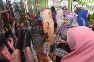 Ketua Dekranas Aceh, Ibu Ida Yuliati, meninjau Gampong Kerajinan Bordir didesa Dayah Daboh Montasik, Aceh Besar, 4/12.